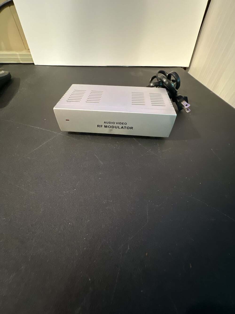 Dynex WS-007 Audio Video RF Modulator S-Video Converter